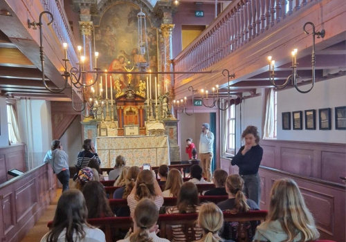 A2 bezoekt godshuizen in Amsterdam