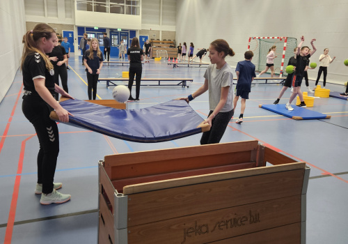 Leerjaar 1 van Groevenbeek Putten sport met Luuk