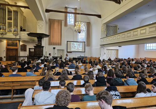 Voorstelling in de Oude Kerk voor leerlingen leerjaar 1 en 2 van Groevenbeek Putten