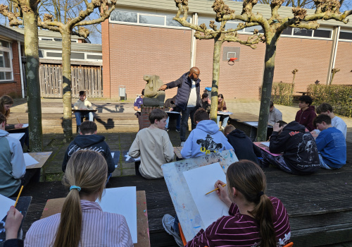 Buiten tekenen in het lentezonnetje bij Groevenbeek Putten