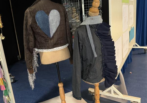 Leerlingen pimpen jassen voor ‘Jas uit in de klas’