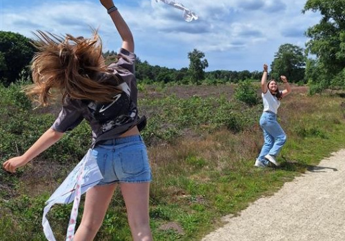 Project Vrijheid afgesloten door Groevenbeek Putten met kleurrijk vliegeren op de hei