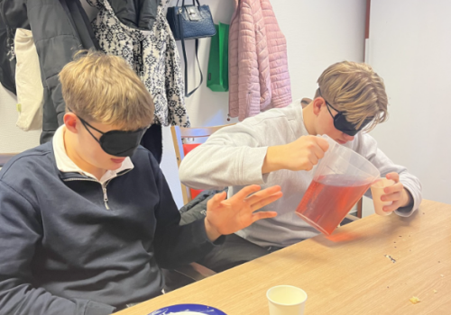 Leerlingen ontdekken hoe het is om blind te zijn tijdens gastles bij Bartiméus