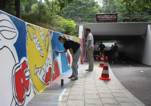 Leerlingen aan de slag met graffiti in het tunneltje.